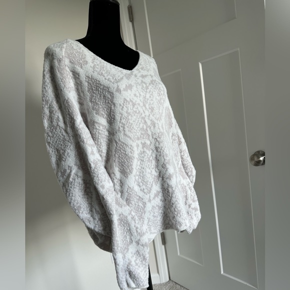 Women’s Express V-Neck Snake Skin Oversized Sweater-Size L - Picture 9 of 9